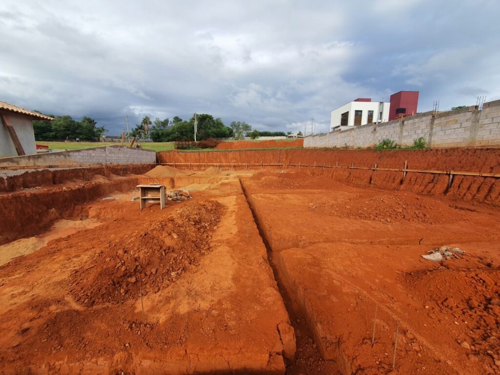 Terraplenagem, escavação do terreno, altura 3,20 metros - Residência A.L Itupeva; São Paulo
